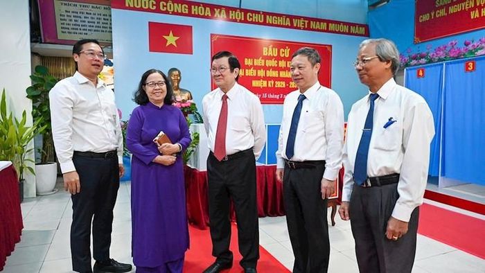 Đồng chí Trương Tấn Sang, nguyên Ủy viên Bộ Chính trị, nguyên Chủ tịch nước và đồng chí Lê Quốc Phong, Ủy viên Trung ương Đảng, Phó Bí thư Thường trực Thành ủy Thành phố Hồ Chí Minh trao đổi với các đại biểu trước giờ khai mạc. (Ảnh: SGGP)
