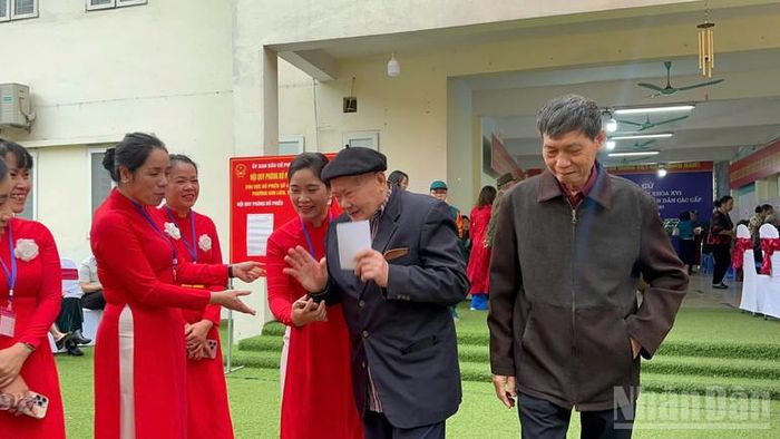 Sau khi hoàn thành việc bỏ phiếu, cụ ông xúc động chia sẻ niềm vui khi tiếp tục được góp tiếng nói của mình vào công việc chung của đất nước.