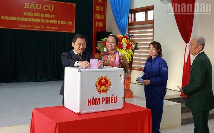Đồng chí Nguyễn Đình Việt, Phó Bí thư Tỉnh ủy, Chủ tịch Ủy ban nhân dân tỉnh Sơn La tham gia bỏ phiếu tại khu vực bỏ phiếu số 6, tổ dân phố Chè Đen 1, phường Thảo Nguyên.