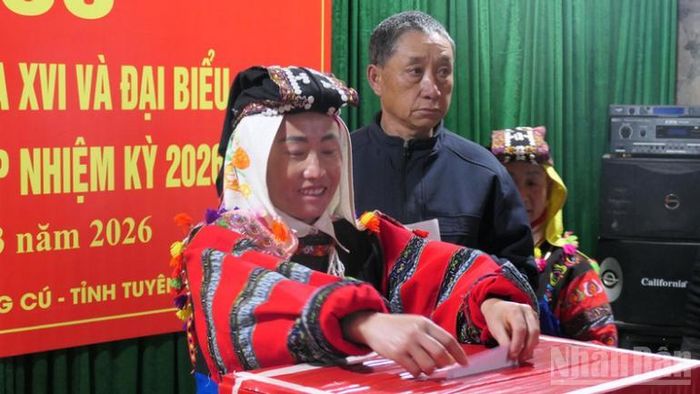 Cử tri thôn Lô Lô Chải, xã Lũng Cú, tỉnh Tuyên Quang đi bầu cử đại biểu Quốc hội khóa XVI và Hội đồng nhân dân các cấp, nhiệm kỳ 2026-2031.