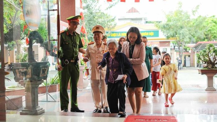 Hỗ trợ người cao tuổi bỏ phiếu tại khu vực bỏ phiếu số 15, phường Hải Châu.