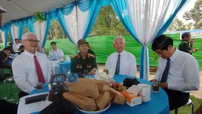 Nguyên Chủ tịch nước Nguyễn Minh Triết thăm hỏi và trò chuyện với cử tri Lê Minh Hoàng (sinh năm 1944, áo xanh).