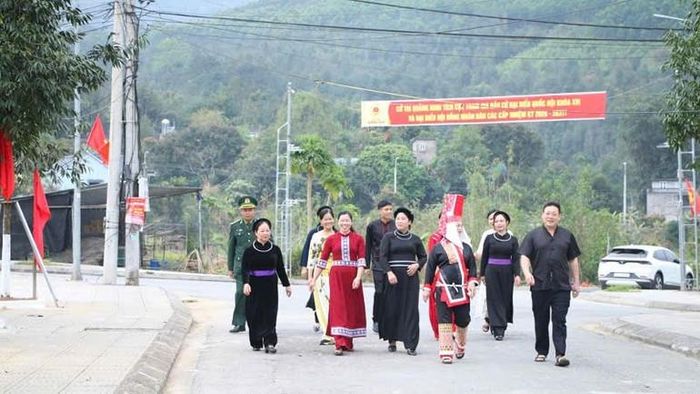 Cử tri xã Hoành Mô tham gia bầu cử đại biểu Quốc hội khóa XVI và đại biểu Hội đồng nhân dân các cấp nhiệm kỳ 2026-2031 trong không khí phấn khởi, vui tươi.