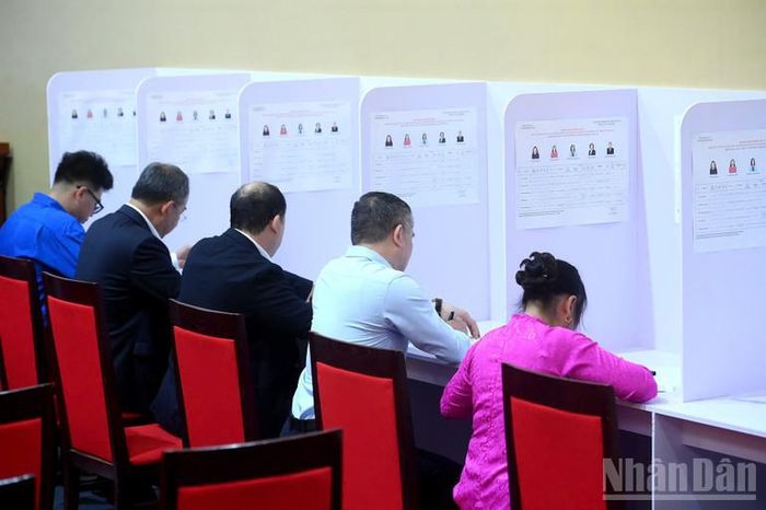Các cử tri phường Ba Đình, thành phố Hà Nội, thực hiện quyền công dân tại khu vực bỏ phiếu số 2. (Ảnh: ĐĂNG KHOA)