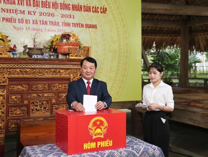 Bí thư Tỉnh ủy Tuyên Quang Hầu A Lềnh tham gia bỏ phiếu tại Khu vực bỏ phiếu số 1, xã Tân Trào.