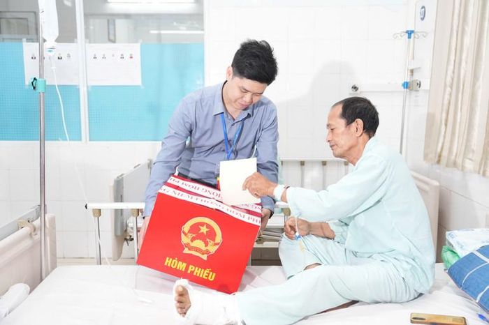 Người bệnh bỏ phiếu tại giường bệnh.
