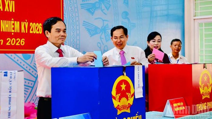 Bí thư Thành ủy Thành phố Trần Lưu Quang thực hiện bỏ phiếu.