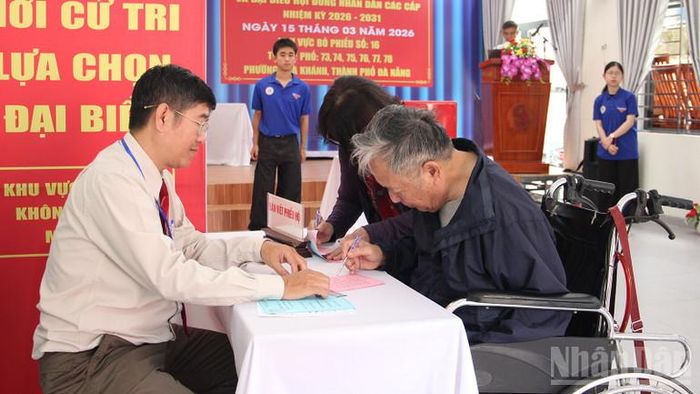 Được tổ bầu cử hỗ trợ, cử tri Hồng vẫn muốn tự tay thực hiện phần việc của mình.