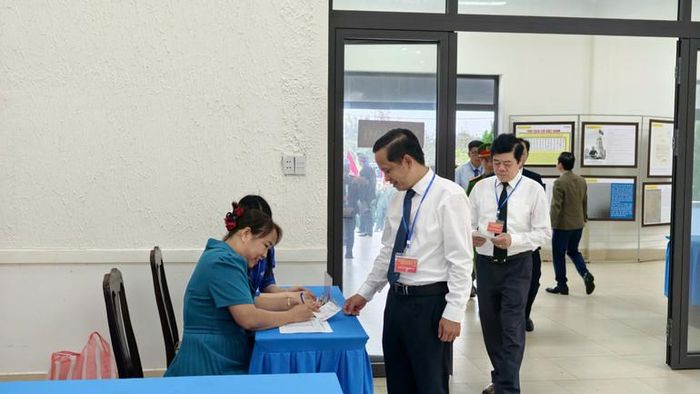 Bí thư Đảng ủy, Chủ tịch Ủy ban nhân dân đặc khu Cồn Cỏ Trần Xuân Anh cho biết, công tác bầu cử tại đặc khu Cồn Cỏ diễn ra trong không khí trang trọng, an ninh trật tự được bảo đảm, việc chuẩn bị được triển khai chu đáo, đúng quy định.