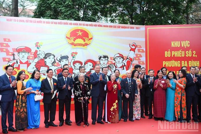 Tổng Bí thư Tô Lâm, Thường trực Ban Bí thư Trần Cẩm Tú, các đồng chí lãnh đạo và đại biểu, cử tri tại khu vực bỏ phiếu số 2, phường Ba Đình, thành phố Hà Nội. (Ảnh: ĐĂNG KHOA)