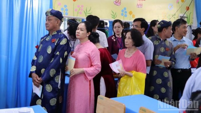 Ông Hồ Văn Sang (hàng đầu) đến sớm để bỏ phiếu bầu cử tại khu vực bỏ phiếu số 26 phường Trấn Biên.