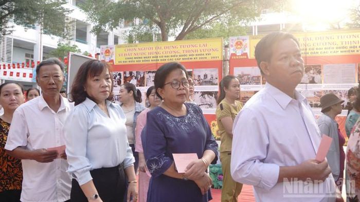 Người dân có mặt tại các khu vực bầu cử từ sớm để thực hiện quyền công dân của mình. (Ảnh: THẾ ANH)