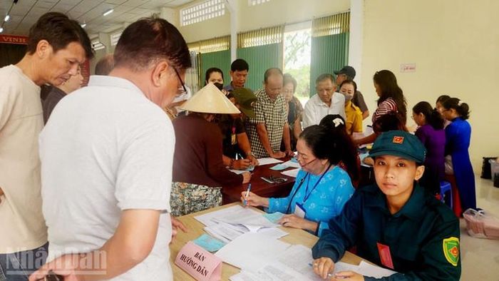 Cử tri phường Rạch Giá được hướng dẫn thực hiện quy trình bầu cử.