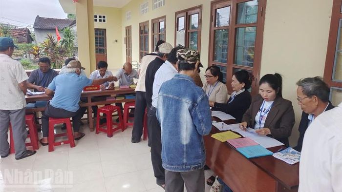Cử tri xã Hòa Thịnh thực hiện các thủ tục để bầu cử.