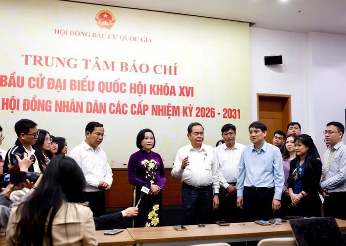 Chủ tịch Quốc hội Trần Thanh Mẫn trao đổi với các phóng viên tại Trung tâm Báo chí bầu cử. (Ảnh: Phạm Thắng)