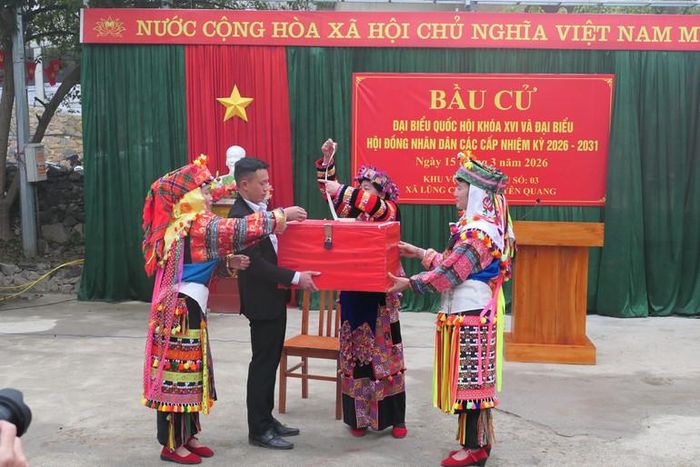 Tại Khu vực bỏ phiếu số 3, thôn Lô Lô Chải, xã Lũng Cú, lễ khai mạc bầu cử được tổ chức trang nghiêm, đúng quy định.