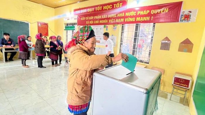Cử tri bản Nậm Vạc 1 xã biên giới Pa Tân bỏ phiếu tại buổi bầu cử.