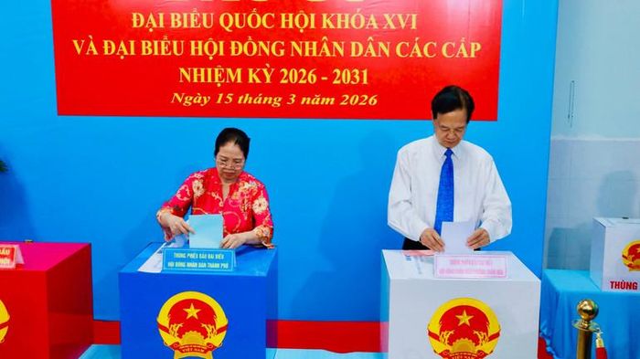 Đồng chí Nguyễn Tấn Dũng, nguyên Ủy viên Bộ Chính trị, nguyên Thủ tướng Chính phủ cùng phu nhân đã dự lễ khai mạc và tham gia bỏ phiếu.