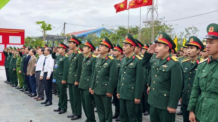 Trong không khí trang nghiêm, các đại biểu và nhân dân thực hiện nghi lễ chào cờ trước khi bước vào cuộc bầu cử.