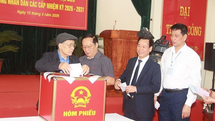 Cử tri phường Hạc Thành, tỉnh Thanh Hóa thực hiện quyền bầu cử.