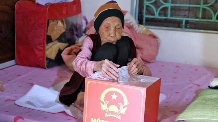 Cụ Nguyễn Thị Tính tự tay bỏ phiếu vào thùng phiếu di động tại nhà riêng.