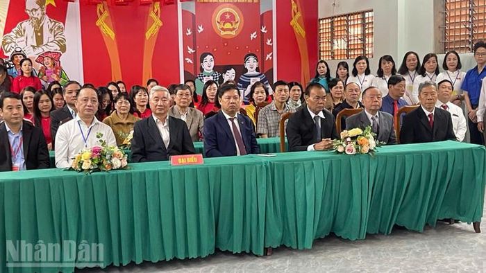 Bí thư Tỉnh ủy Đắk Lắk Lương Nguyễn Minh Triết (người ngồi ở vị trí thứ 4 hàng đầu) về bỏ phiếu thực hiện quyền công dân của mình tại khu vực bỏ phiếu số 24, Tổ dân phố 1, 6 Tân Thành, phường Buôn Ma Thuột.