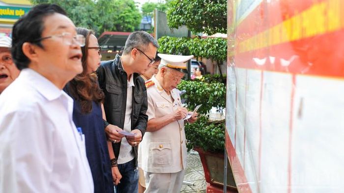 Cử tri phường Hải Châu nghiên cứu thông tin người ứng cử.