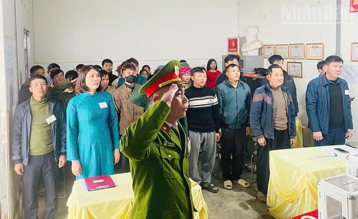 Thực hiện nghi lễ trước khi tổ chức bầu cử tại khu vực bỏ phiếu bản Háng Cao, xã vùng cao Tà Xùa, tỉnh Sơn La.
