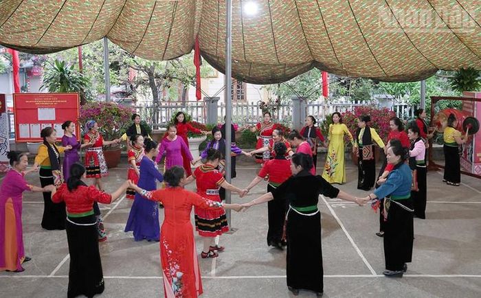 Tại các điểm bỏ phiếu, còn diễn ra các hoạt động văn nghệ chào mừng toàn dân tham gia bỏ phiếu bầu cử đại biểu Quốc hội khóa XVI và đại biểu Hội đồng nhân dân các cấp nhiệm kỳ 2026-2031.
