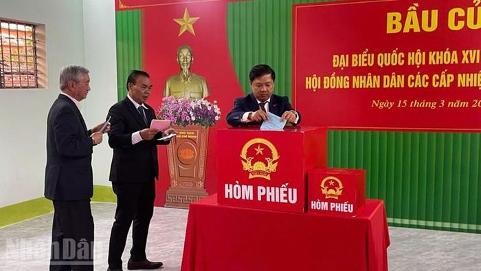 Bí thư Tỉnh ủy Đắk Lắk Lương Nguyễn Minh Triết bỏ phiếu thực hiện quyền công dân của mình.