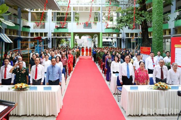 Buổi khai mạc ngày hội bầu cử tại Khu vực bỏ phiếu số 2, phường Xuân Hòa, Thành phố Hồ Chí Minh đã diễn ra trong không khí trang nghiêm. Các cử tri tham dự đã hát Quốc ca và chào cờ Tổ quốc để bắt đầu ngày hội.