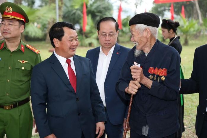 Đồng chí Hầu A Lềnh, Ủy viên Trung ương Đảng, Bí thư Tỉnh ủy Tuyên Quang nói chuyện với cử tri cao tuổi tại Khu vực bỏ phiếu số 1, xã Tân Trào.