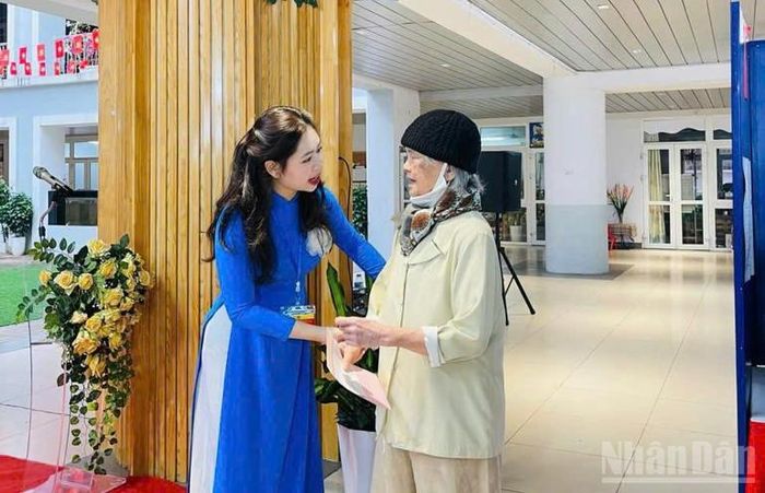 Tại nhiều khu vực bỏ phiếu, lực lượng phục vụ bầu cử luôn sẵn sàng hỗ trợ để người cao tuổi thực hiện quyền bầu cử thuận lợi và đúng quy định.