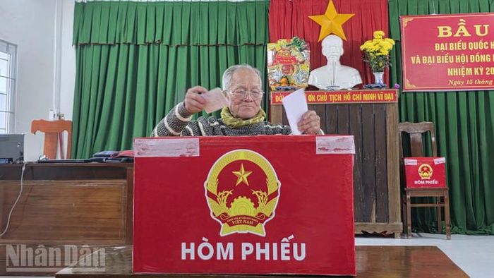 Một cử tri lớn tuổi ở xã Hòa Thịnh bầu cử thực hiện quyền công dân của mình.