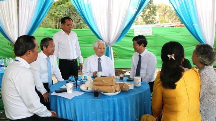 Đến điểm bỏ phiếu bầu cử sớm, nguyên Chủ tịch nước Nguyễn Minh Triết trò chuyện, thăm hỏi ân cần các đại biểu và cử tri.