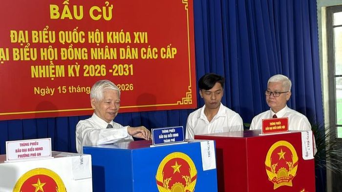 Nguyên Chủ tịch nước Nguyễn Minh Triết tại điểm bỏ phiếu số 26, đơn vị bầu cử số 6, khu phố Phú Thuận, phường Phú An. (Ảnh: GIA LINH)