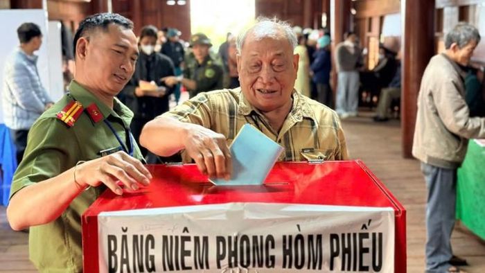 Cử tri phường Buôn Hồ bỏ phiếu thực hiện quyền công dân của mình.