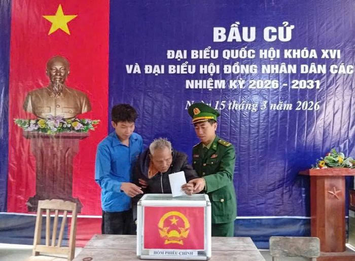 Người dân xã Nhôn Mai bỏ phiếu bầu cử.