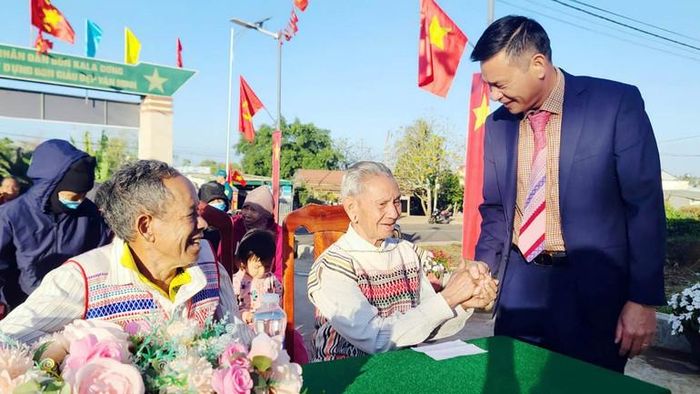 Lãnh đạo các cấp tỉnh Lâm Đồng trò chuyện cùng cử tri trong Ngày hội non sông.