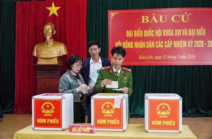 Người dân trên quê hương Chủ tịch Hồ Chí Minh bỏ phiếu bầu cử.