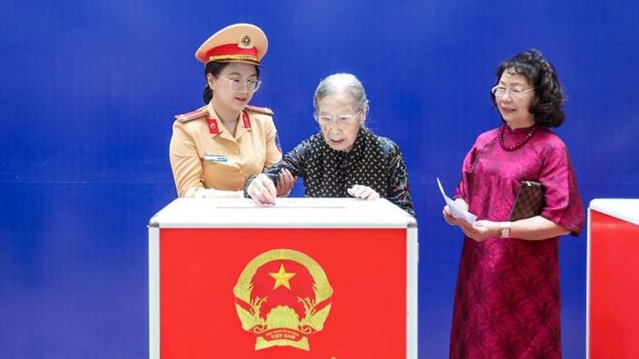 Cụ Thuận tự tay thực hiện quyền công dân của mình.