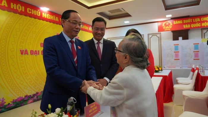 Phó Chủ tịch Quốc hội Trần Quang Phương thăm hỏi cử tri cao tuổi tại Tổ bầu cử 15, thuộc ban Ban bầu cử số 4, phường Hải Châu, Đà Nẵng. (Ảnh PHAN HẢI TÙNG LÂM )