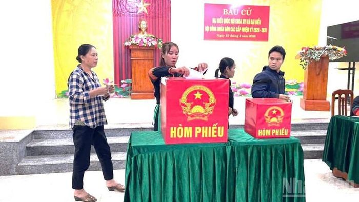 Nhờ làm tốt công tác tuyên truyền nên đến 9 giờ sáng, phần lớn trong toàn bộ 174 cử tri ở bản Mò O Ồ Ồ xã Kim Phú đi bỏ phiếu bầu cử.