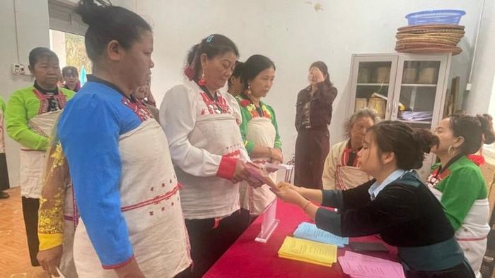 Hướng dẫn cử tri thực hiện quyền nghĩa vụ của công dân khi bỏ phiếu.