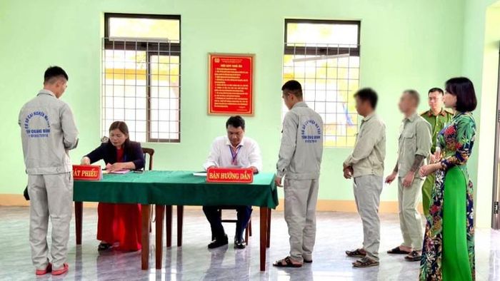 Các học viên tại Cơ sở cai nghiện ma túy tỉnh Quảng Trị thực hiện quyền bầu cử theo đúng quy định