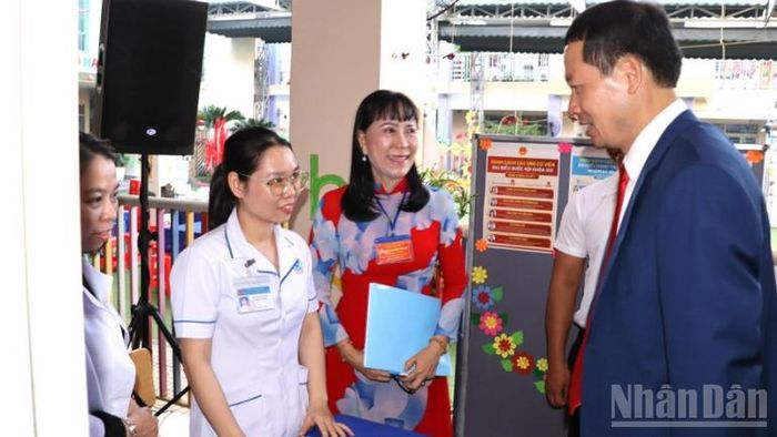 Đồng chí Vũ Hồng Văn, Ủy viên Trung ương Đảng, Bí thư Tỉnh ủy, Trưởng Đoàn đại biểu Quốc hội tỉnh Đồng Nai trao đổi với cán bộ, nhân viên tham gia phục vụ tại khu vực bỏ phiếu số 26, phường Trấn Biên.
