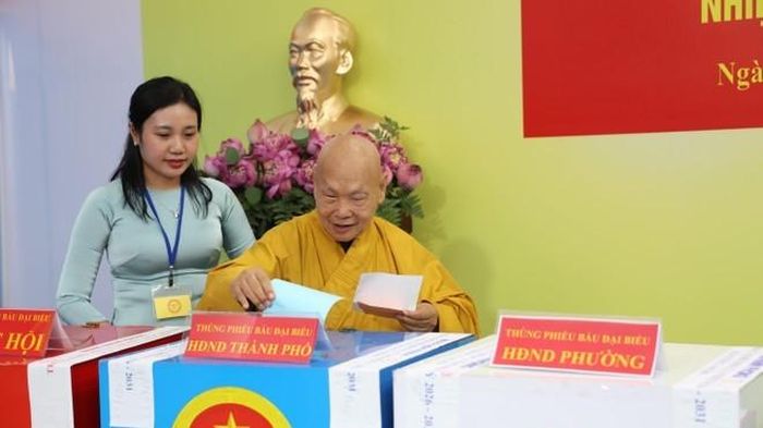Hòa thượng Thích Thiện Nhơn, Chủ tịch Hội đồng Trị sự Giáo hội Phật giáo Việt Nam tham gia bỏ phiếu tại khu vực bỏ phiếu số 1, phường Nhiêu Lộc, Thành phố Hồ Chí Minh. (Ảnh: Hồng Đạt/TTXVN)