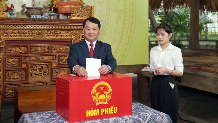Đồng chí Hầu A Lềnh, Ủy viên Trung ương Đảng, Bí thư Tỉnh ủy Tuyên Quang thực hiện bỏ phiếu tại tổ bầu cử số 1, khu vực bỏ phiếu số 1, xã Tân Trào.
