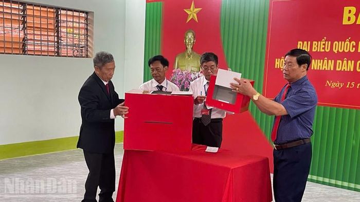 Các đại biểu và cử tri kiểm tra, niêm phong thùng phiếu.