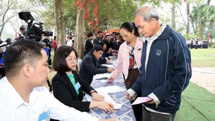 Cử tri thôn Tân Lập, xã Tân Trào nhận phiếu bầu.